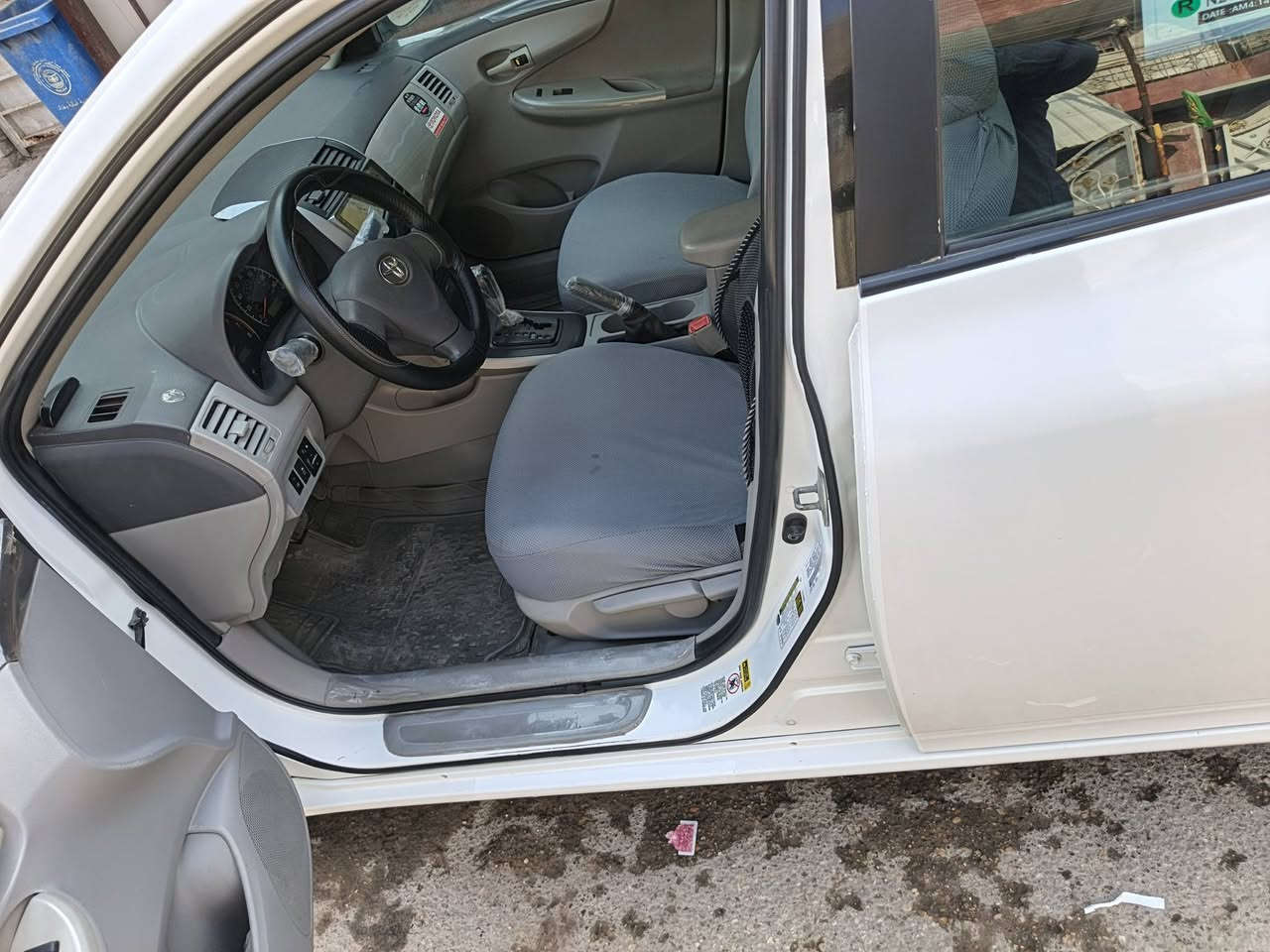 سلام عليكم
‏كورلا وارد أمريكي ٢٠٠٩ 
‏رقم بغداد انكليزي بسمي 
‏بجم كبس شاصي ولغد مكفولات 
‏محرك ٢٠٠٠ وتبريد وتدفئة مكفولات 
‏حادثه باب سايق مصبوغ بدون دواخل 
‏بيه صبغ بابين نصفهن من جوه كنر جهة يمنه  
‏صدر أمامي جديد زوج تايرات اماميه قاعده فيت بم تفصيخ شاشة وكامره وحساسات خلفيه 
‏بيه منظومة زنون عالي وبلوجكترات 
‏إتصال *********** بي واتساب مكانه بغداد
