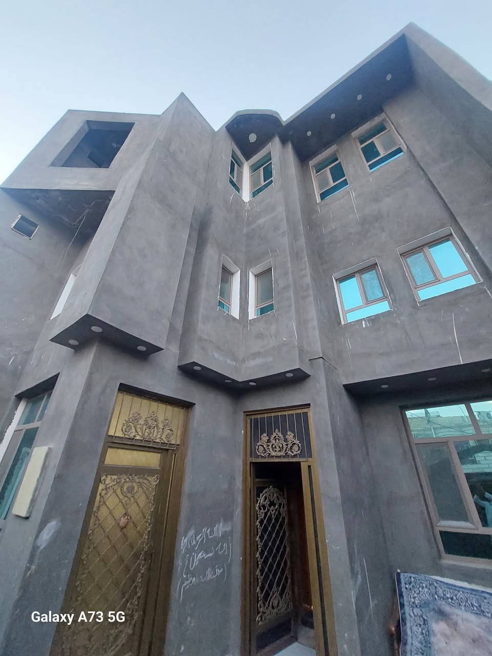 بيت طابقين للبيع في الجنينه موقع مميز بناء حديث 2024
المساحة / 210م
سنة البناء / بناء حديث 2024

مواصفات البيت /

الطابق الارضي 
غرفة ماستر ، استقبال ، صاله ، مطبخ بارد مع مطبخ حاو عدد ٢ ، صحيات ، كراج

الطابق الاول
اربع غرف ماستر ، صاله ، غرفة لوندري 

الطابق الثاني 
غرفة ماستر ، صاله

سعر البيت 680 مليون

للمعلومات اكثر الاتصال على الرقم
***********
او زيارة موقعنا 
البصره _ شارع عام حي الزهراء _ قرب مستشفى النفط

الذهبي للاستثمار العقاري
مجاز قانونياً
