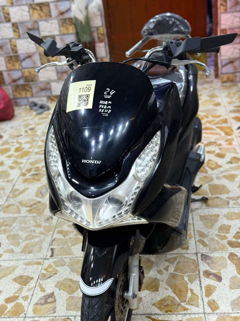 السلام عليكم للبيع دراجه pcxجيل اول   ياباني اصلي مكينه 150 دراجة مال رمبه ماخذها رمبه الدراجه على ايدي 
الاصلي دراجه جديده مال جناي
الاصلي دراجه كامله أستان كهربائي حساس ازدحام ٢ دراجه جديده الدراجه مكينه لوك برغي ممفتوح بيهه شلعا معدل خير من اللّٰه دراجه تكول جديده بمعنئ الكلمه واحلا من الصور دراجة مكينه مكفوله اي نقص مابيه
السعر مليون و350   وبيه مجال 
اي استفسار*********** بغداد الصالحيه بغداد, العراق
