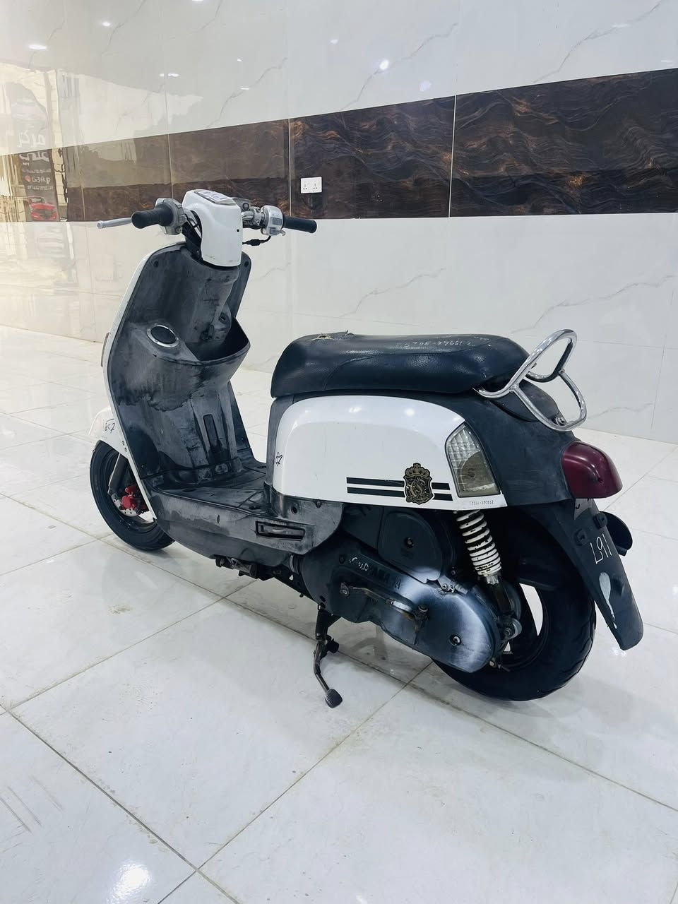 سعرها 850 وبيها مجال 
ماكس بوليس بعدها بحاله الوكاله 2008 شلعة ومعدل تشك الكاع 
مكينة ما مفتوحة على البلاد وشرط الفحص وين ما يعجبك تفحص افحص وخرسة الدراجة 
وكلها مختمة منطول الطول 
كله شغاله اي نقص ما بيها اوراق كاملة ومنفيس 
سلف كهربائيات منطول الطول كلهن شغالات 
دراجة حلوه ونضيفة وكاملة مكملة 
العنوان/ ميسان  / مغربة 
اتصل : ***********
