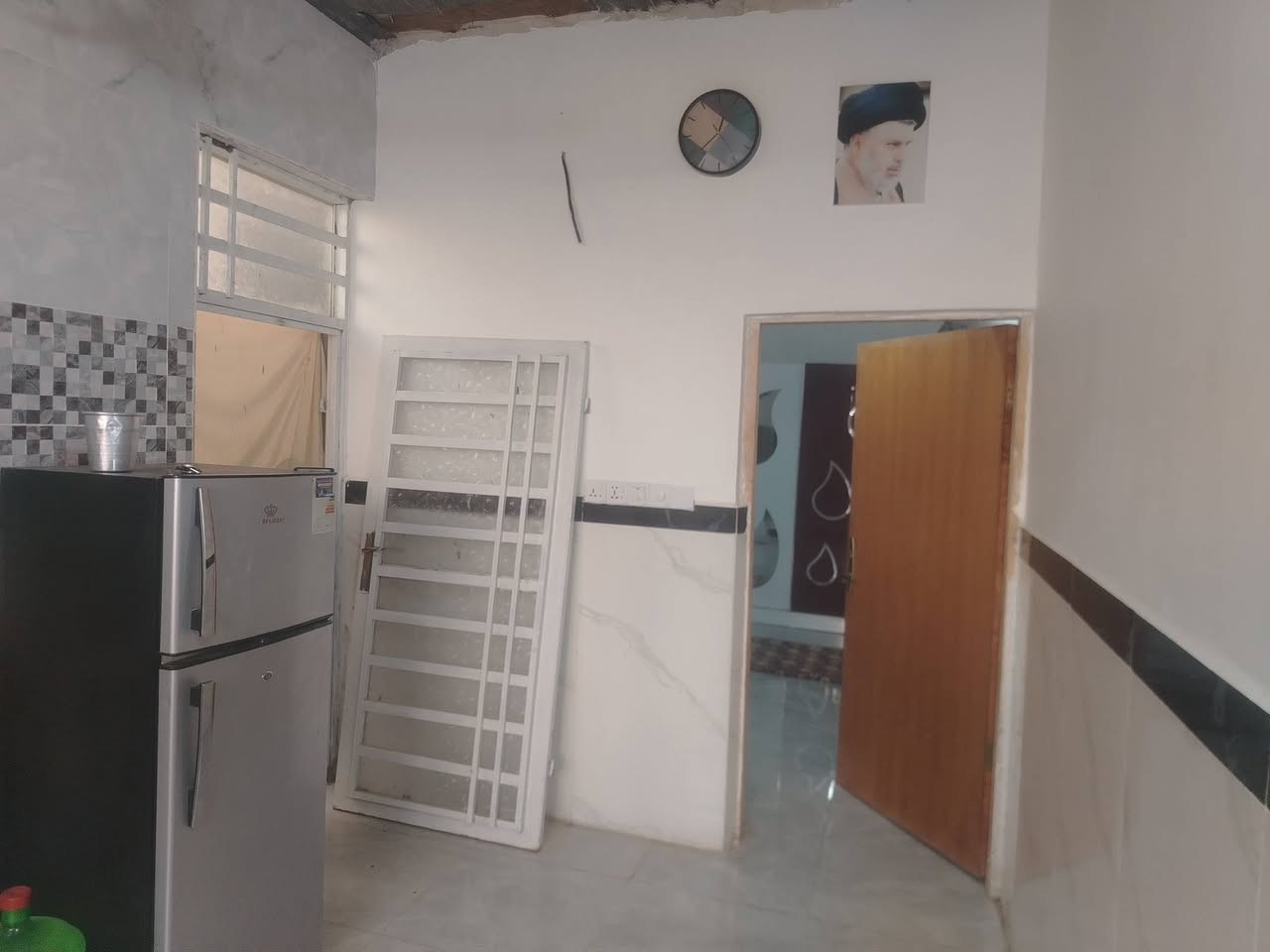 سلام عليكم دار للبيع في حي ميسان شارع الشيوخ سند 25وبيه قرار محكمه مساحته 60متر صب  فوك والجوه عرض لشارع 10امتار مسحوبه كهرباء من جهتين وماء كذلك  لاستفسار على رقمي ***********
