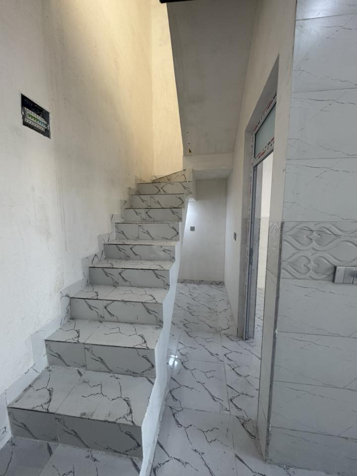 السلام عليكم داران توم للبيع
موصل حي الاسماح قرب صيدليه الشغف 
مساحه الدار 50 متر طابق ونص 
سند طابو ملك صرف 
السعر 51 بي مجال 
 للاستفسار الاتصال الارقام التاليه✅👉👉 
***********
***********
مكتب عمر غالب لتجاره لعقارات
العنوان حي الانتصار شارع 20
خلف جامع خلفاء الرسول
