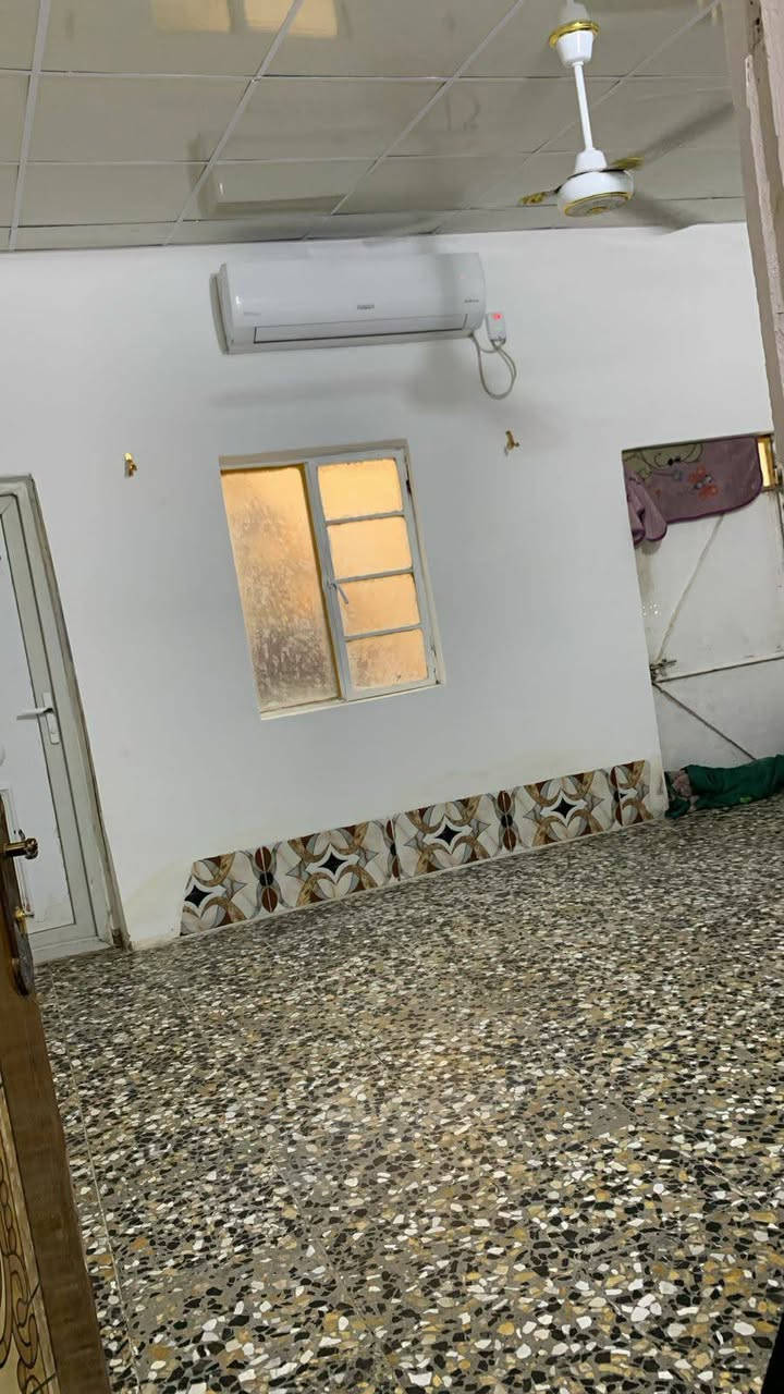 السلام عليكم بيت للبيع المساحة 80واقع حال  منطقة الاستكشافات حي الزهراء منطقة ال100 اول فرع على شارع السجة يتكون من استقبال ومطبخ وغرفة وترك خلفي بي درج الحديد يصعد للسطح البيت عكادة مزفت تغليف ايزكوم ومن الداخل تغليف سقف ثانوي مي مجاري كهرباء كلة اصولي بس عوزة تبليط ما بقى شي وتتبلط السعر 50وبي مجال
***********
