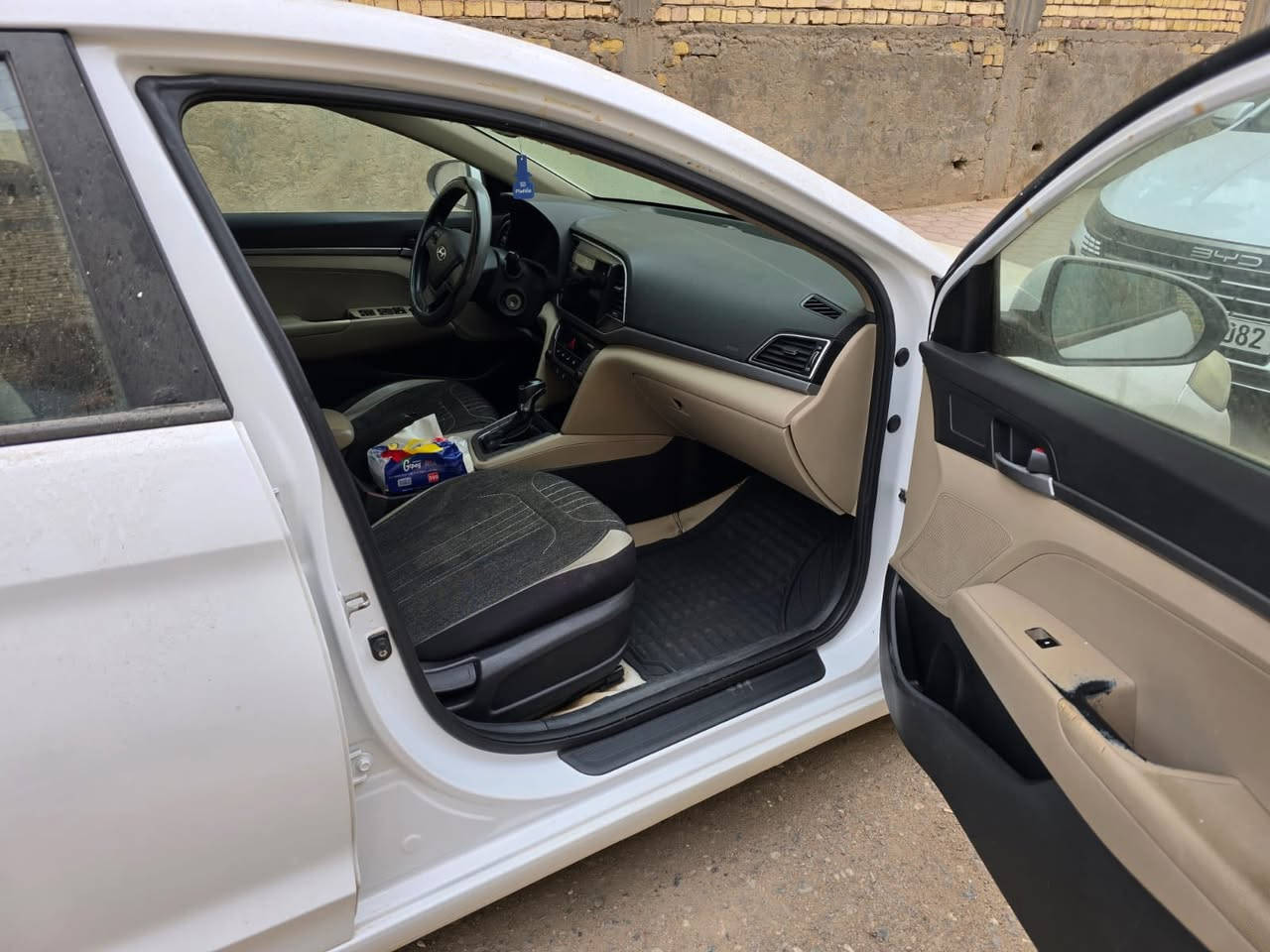 للبيع هونداي النتره 2018فئهSuper
محرك 2000.سي سي دوش 
القير :اوتماتيك 
ألون:ابيضّ
الممشى:128.000 كم
سياره مكفوله بل كامل  ما عده جاملق مضروب خفيف 
وباب هم خفيف 
الحدادية نص عمر 
المحرك ول كير حاله ممتازه 
استخدام شخصي ونضيفه 
رقم أربيل دولي 
سنويه السياره لغايه 2028
السعر 148
الموقع البصره 
رقم الهاتف : ***********
