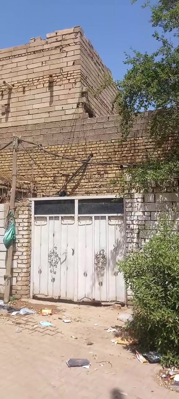 الدار 🏠 للبيع مساحة 200 متر على شارع عام الواجه 10 ول نزال 20 البيت رقم واصل لل بلديه البيت بناء 2016 عكاده 
البيت بي بناء 5 غرف وستقبال البيت طابق او نص البيت تجاري 
البيت بي تلاثه غرف جوه او استقبال او بي ثنين ساحات طرمه 
او بي مطبخ جبير كلش او اثنين مرحاض او حمام جبير كلش 
يعني البيت جبير كلش مال عائله جبيره العنوان محافظة ميسان العماره حي الكرامه الدبيسات  *********** تفاصيل أكثر
