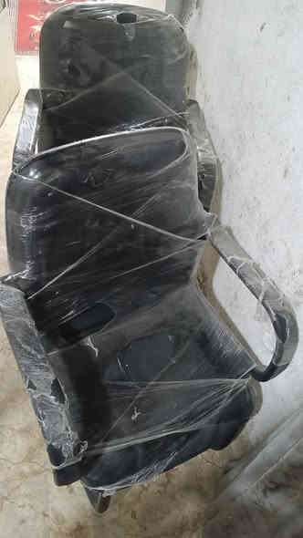 غراض مكتب جديدة للبيع بسعر 200 ألف بيه مجال بسيط جدا...
ميز مكتب مع لوكر منضدي..
كرسي عدد 2
كرسي ثلاثي حديد عدد 2
منطقة ام الكبر والغزلان 
هاتف/***********
