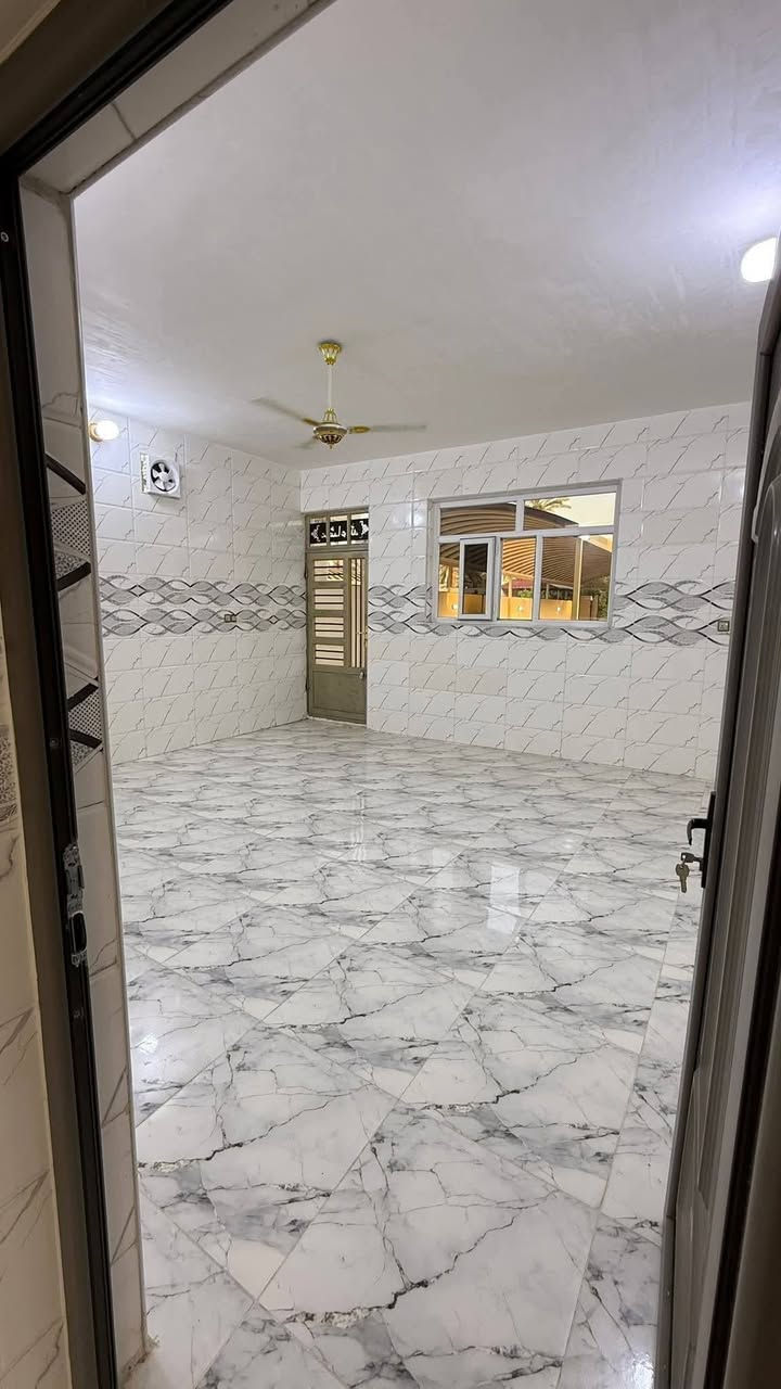 سلام عليكم يوجد بيت للبيع مساحه 600 متر يحتوي على 4غرف نوم واستقبال ومطبخ وصحيات طابو زراعي سند25 تحويل بسم المشتري مباشر العنوان بغداد الراشديه المراسمه الاتصال على رقم ***********
