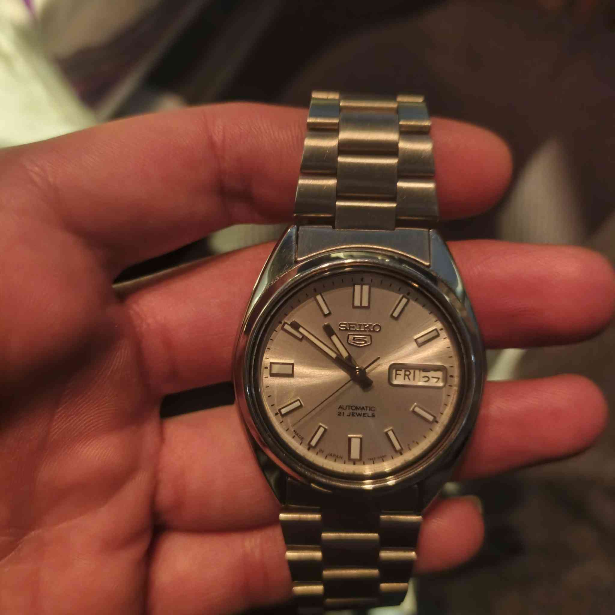 SEIKO 5
سيكو 5 ياباني آصلي  
مستخدم كالجديد مع علبة .
انتاج مقطوع  
موديل SNXS73K
اوتو ماتك 21 حجر 
أوبن كيس مكينة كشف 
مقاومة الماء 30 متر 
الأرقام والعقارب  لامينوس مضيء 
ويتساب ***********
