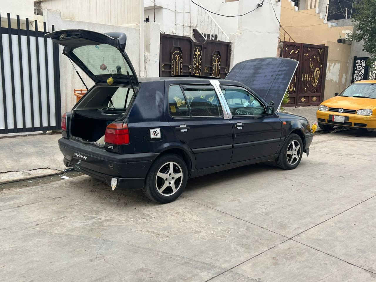 السلام عليكم كولف موديل 92 كير عادي محرك 1800 تبريد ثلج دوشمع ارضيه صدر جديد خلفي امامي راديتر جديد دسكات جديد سياره صارف عليها هواي ***********السعر 40وبيها مجال
