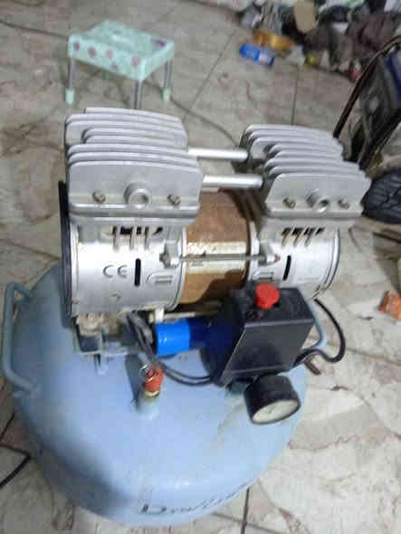 كمبريسر حجم ٢٥ لتر،، كاتم،، شغال اي خلل مابي،، السعر ٨٠ الف،، العنوان كربلاء *********** كربلاء, العراق
