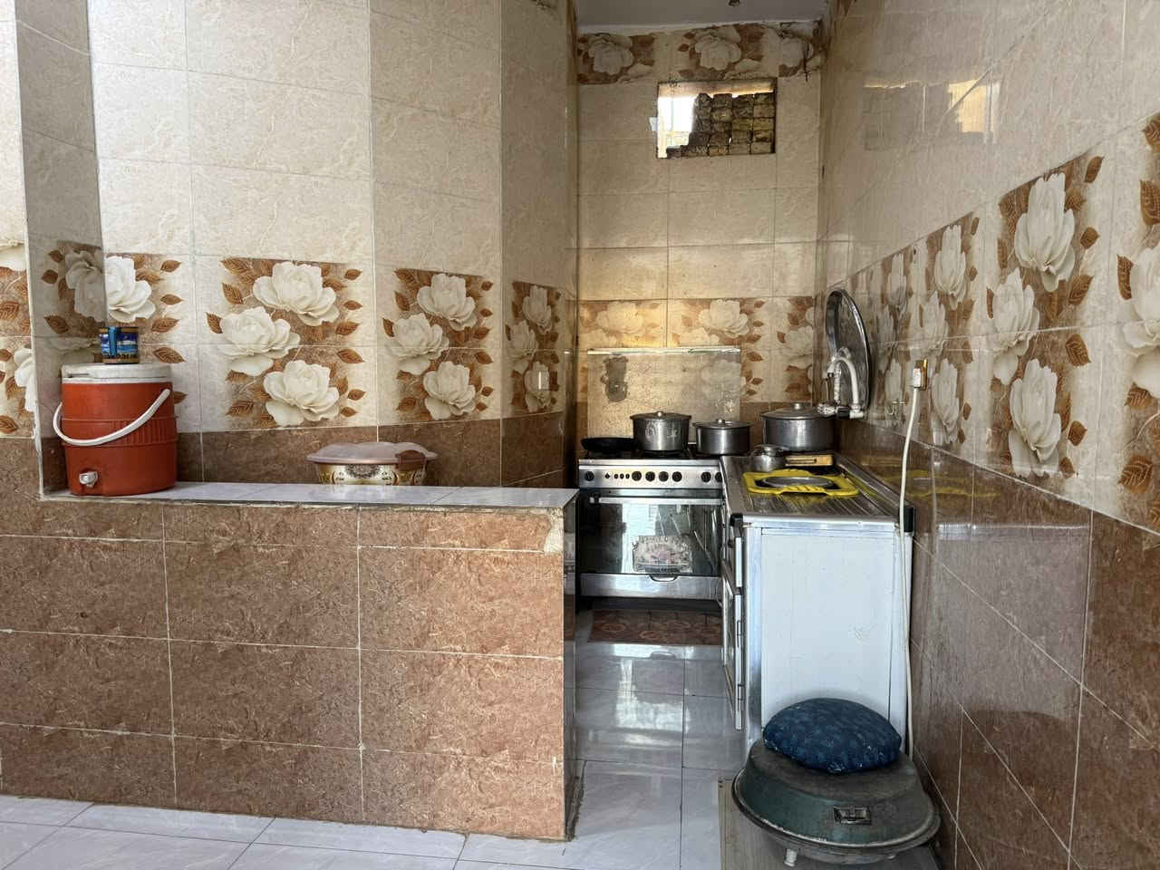 يالله
بيت البيع كوت حي الحكيم شارع الوئليه قريب من شارع الصب مساحه 200 متر بناه طابوك سقف صب غرفتين وصاله ومطبخ حار  بارد   وستقبال صحيات داخليه خارجيه مرقم من قسم البلديه سعر 70وبي مجال ستفسار ***********
