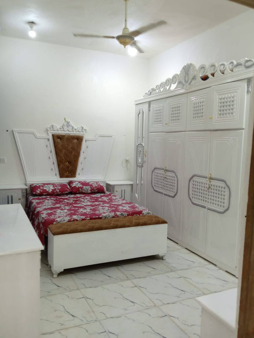 السلام عليكم🏠🎄 بيت للبيع بالسكان الصناعي بدور سيد حمزة مساحة ١٧٠ صب كونكريت
بيه وصل تمليك
يتكون من غرفتين واصحيات داخليه والخارجية الدوانية ماكاملة واصاله وامطبخ 
السعر ٤٠ بيه مجال
رقم الهاتف📱 ***********
