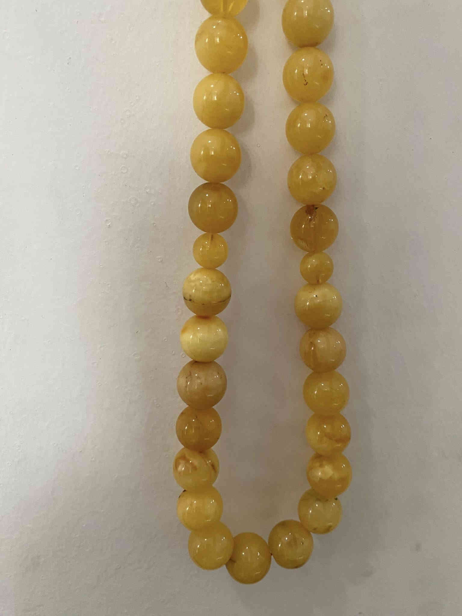 كهرب بولوني ماخذه لون مغلفه سعر غرام 5 الاف عراقي فقط سبحه وزنها 73 غرام شباب منو مهتم للتواصل واتساب على رقم *********** يوجد توصيل جميع محافظات
