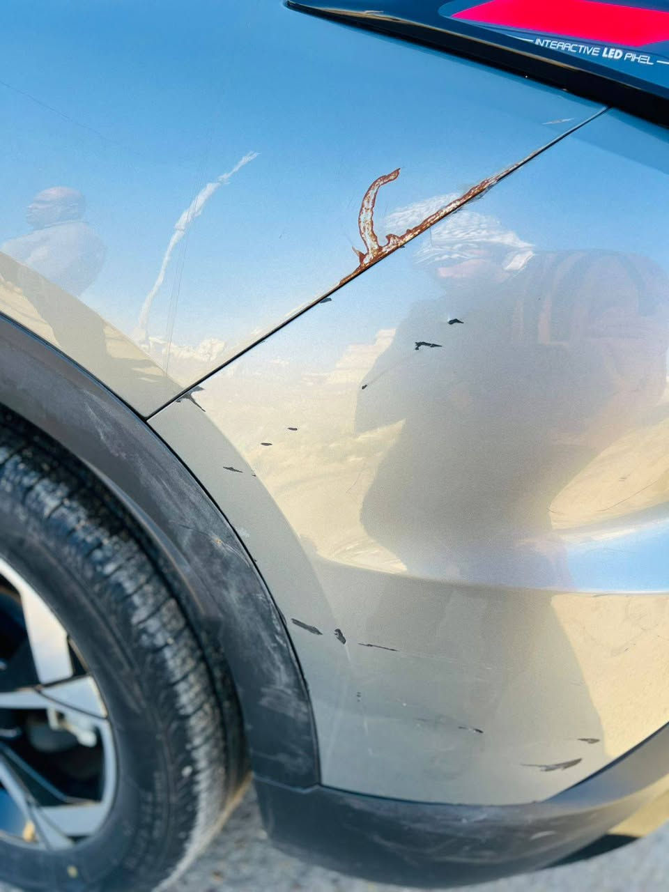 على بركة الله ... من رخصة الادمن
سيارة للبيع من نوع بايك X55 موديل 2025 ماشية 18350 كم حقيقي  السيارة تعتبر زيرو السيارة مكفوله كفاله عامه من الصبغ والتبديل ما عدا هاي الشخط الي موضح بالصور شخط بسيط حتى خليته بدون صبغ  السياره كير DCT المرغوب والمحرك 1500 توربو علما ان الكير والمحرك مكفولات من كل شي السياره من فضل الله بعده جديده وما متعوبه السياره استلام شركة على ايدي السياره حره تحويل مباشر شرط التحويل السعر (26) مليون دينار  عراقي وبيه مجال للشراي يجي ويدلل للتواصل الاتصال على الارقام (***********) متوفر وات ساب ***********
