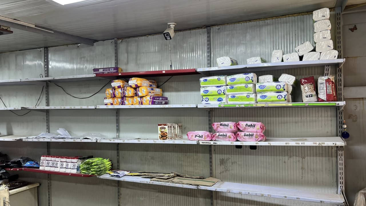 السلام عليكم
متوفرات رفوف حديد عرض ٢٠ سم + ٤٠ سم 
عارضات جبس عدد ٣ 
سفينة  
للبيع ***********
