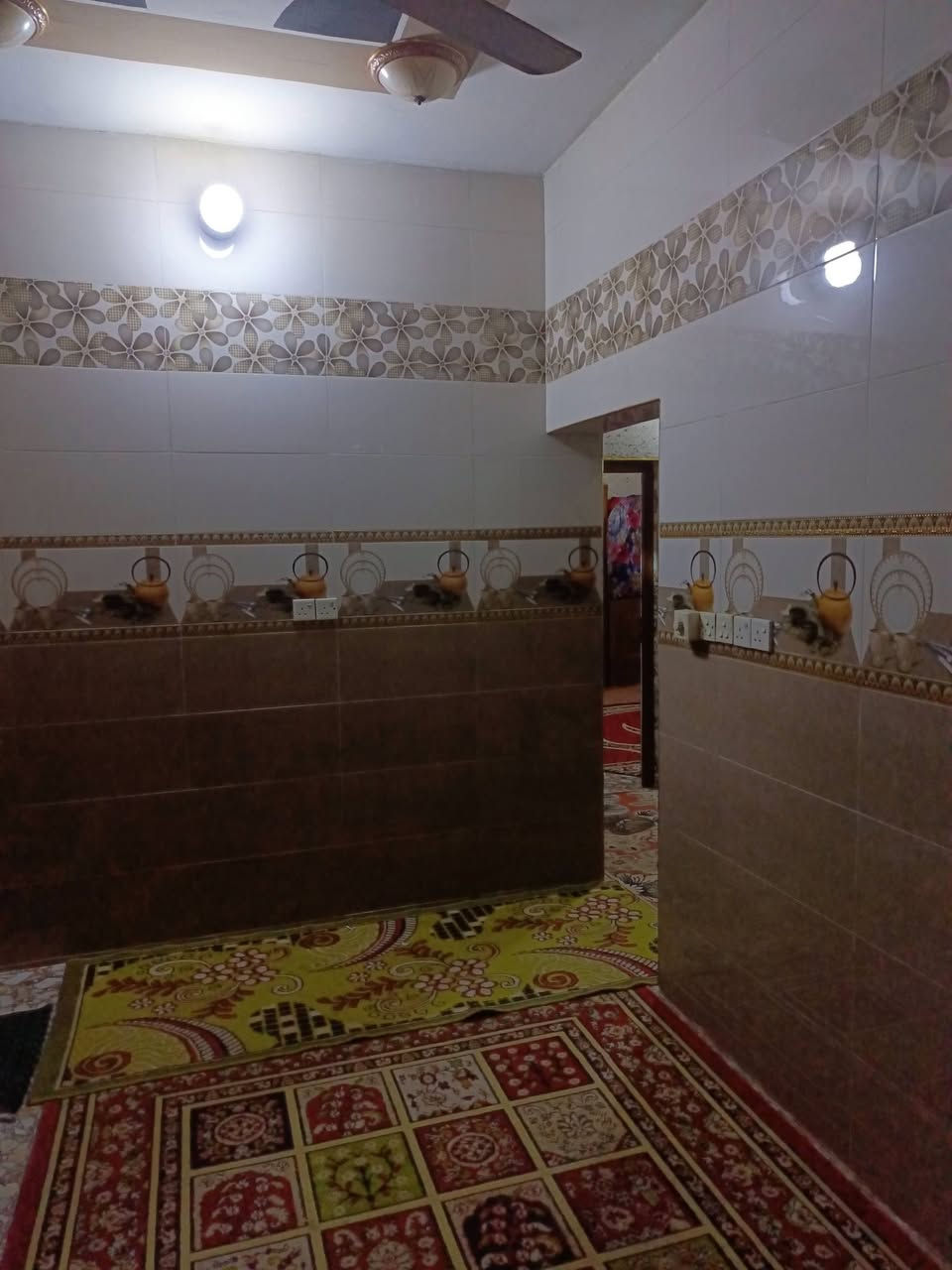 سلام عليكم بيت لبيع مساحه 100مربع
10في10ركن بناء حديث طابق واحد 
بيت كامل سراميك كله ويتكون من استقبال وغرفه نوم وصاله ومطبخ  وصحيات طابو زراعي قرار 25 العنوان
بعقوبه بهرز حي الشرطه السعر 45 
***********
