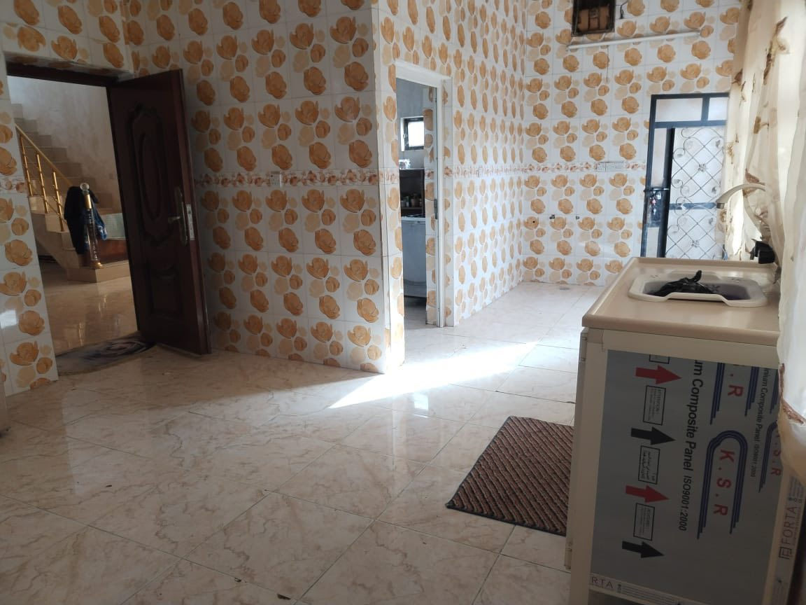 دار للبيع في منطقة الشهامه قرب جامع معاذ ابن جبل يبعد عن الشارع العام تكريت بيجي  ٢٠٠ م مساحة الدار ٢٨٠ م٢ يتكون من غرفتين نوم وصالة كبيرة جدا ومطبخ حار وبارد وحمام ومغاسل شرقي وغربي للعلم دار كلش حلو ومرتب .
السعر 45 مليون وبي مجال.

0770 387 5063
