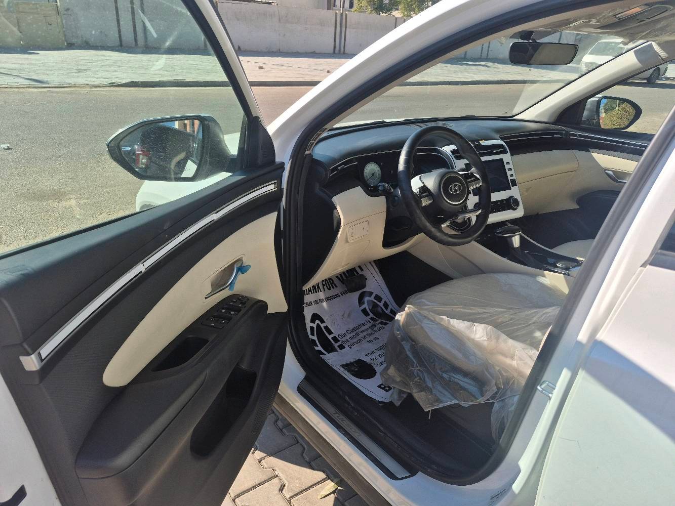 توسان 24خليجي محرك 2000فول ماعدا البانوراما بصمه تشغيل عن بعد حساس امامي خلفي لد امامي خلفي كراسي 2كهرباء هاندبريك بصمه اوتو هولد مانع انزلاق وانحدار اشايرومري شفط بردات ب ابواب شحن واير ليس مود درايف تحكمات شاشهوكامره زنون  الخ 
ماشيه 42  كفاله من الصبغ بيها بارد قليل  يم الرقم الخلفي والسونار موجود 
بغداد حي جامعه
سعر 212
***********
***********