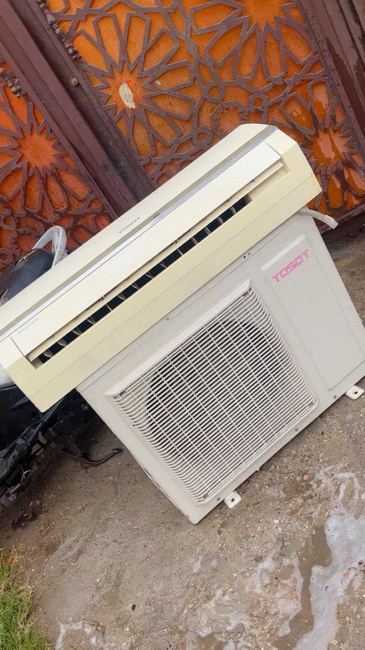 السلام وعليكم اخوان للبيع سبلت نوع توسوت الاصلي  2 طن غاز مفول وعل فحص نفخ نضافه90/100 احلى من الصور بهواي كفاله من فتحت البرغي تبريده ثلج ❄️☃️🧊+ تدفئه 🔥🐦‍🔥❤️‍🔥 كامل ملحقاته بواري جدد وايرات ريمونت حديده السبلت غازه مالت الشركه مقفول مغسول وجاهز  جيب وشد السبلت تجي تاخذة من باب بيتي وياه ضمان على الفحص كامل مكمل راديتراته صفر بعدهم التوسوت معروف بتبريده ودفعه القوي
ملاحظة : السبلت مابي فلاتر بس هاي نقص الباقي كامل 
السعر : 400 وبي مجال 
 الموقع : بغداد شارع فلسطين
للاتصال : ***********
