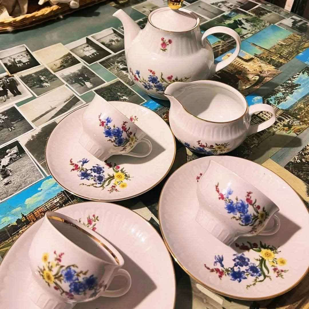 🌻 Vintage Henneberg Floral GDR (East Germany) Tea Set with Gold Rims - In Good Condition
​Set Includes:
​3 Large Tea Cups ☕
​3 Matching Saucers (Size: 20 cm) 🍽️
​1 Teapot (with Lid) 🫖
​1 Creamer / Milk Pitcher 🥛
​Important Notes:
​📸 Please review the photos carefully as they form part of the description.
​📦 Shipping: Available to all governorates.
​✉️ For price and serious inquiries: Please feel free to send a direct message. الاسكندرية, مصر


**إذا كنت صاحب هذا الإعلان وتريد حذفه لأي سبب، رجاءا أرسل رسالة إلى الدعم الفني**