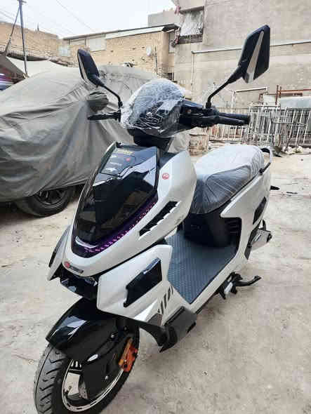 سلام عليكم 🙋 دراجــــــه شحن فراشه زيرو غير مستخدمه موديل 26 اصدار حديث 6 بطارية مسطره ***********سعر 950 بيها مجال مكاني بغداد سوك الغزل ملف بقدرة 2500 واط سرعته 100 كم تقطع مسافه 70 كيلو  نشرات ليليه  لايت مغير الون
