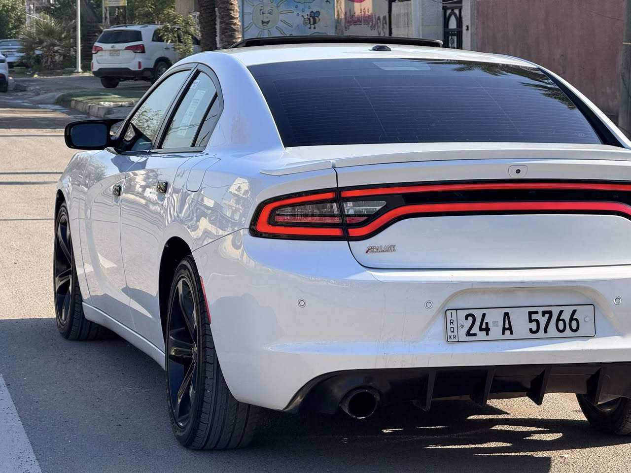 السلام عليكم
جارجر 2017 SXT بلاس كلين تايتل السياره حيل جديدة وحلوه بدون صبغ حتى دعاميات بدون صبغ بيها تعديل بارد صغير فقط 

العداد / 71000 ميل 
محرك / V6 3600

✅مواصفات 

شاشة 
بصمة 
مقاعد تدفئة تبريد 
مقاعد خلفي تدفئة
مقاعد جلد 
مقاعد  خرن
سلايت 
حساس خلفي 
لايت led 
تشغيل عن بعد 
تحكمات ستيرن 
ستيرن تدفئه 
لايت زنون اصلي 

وباقي مواصفات ال SXT بلاس المعروفه سياره دينار متصرف عليها جاهزة من كل نواحي 
رقم دهوك تحويل ثاني يوم 

مكان سياره بغداد زيونة 

للاتصال 
***********
