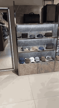 سلام عليكم غراض لبيع مال محلات العطور و سواق ربع قطع كبار ***********
