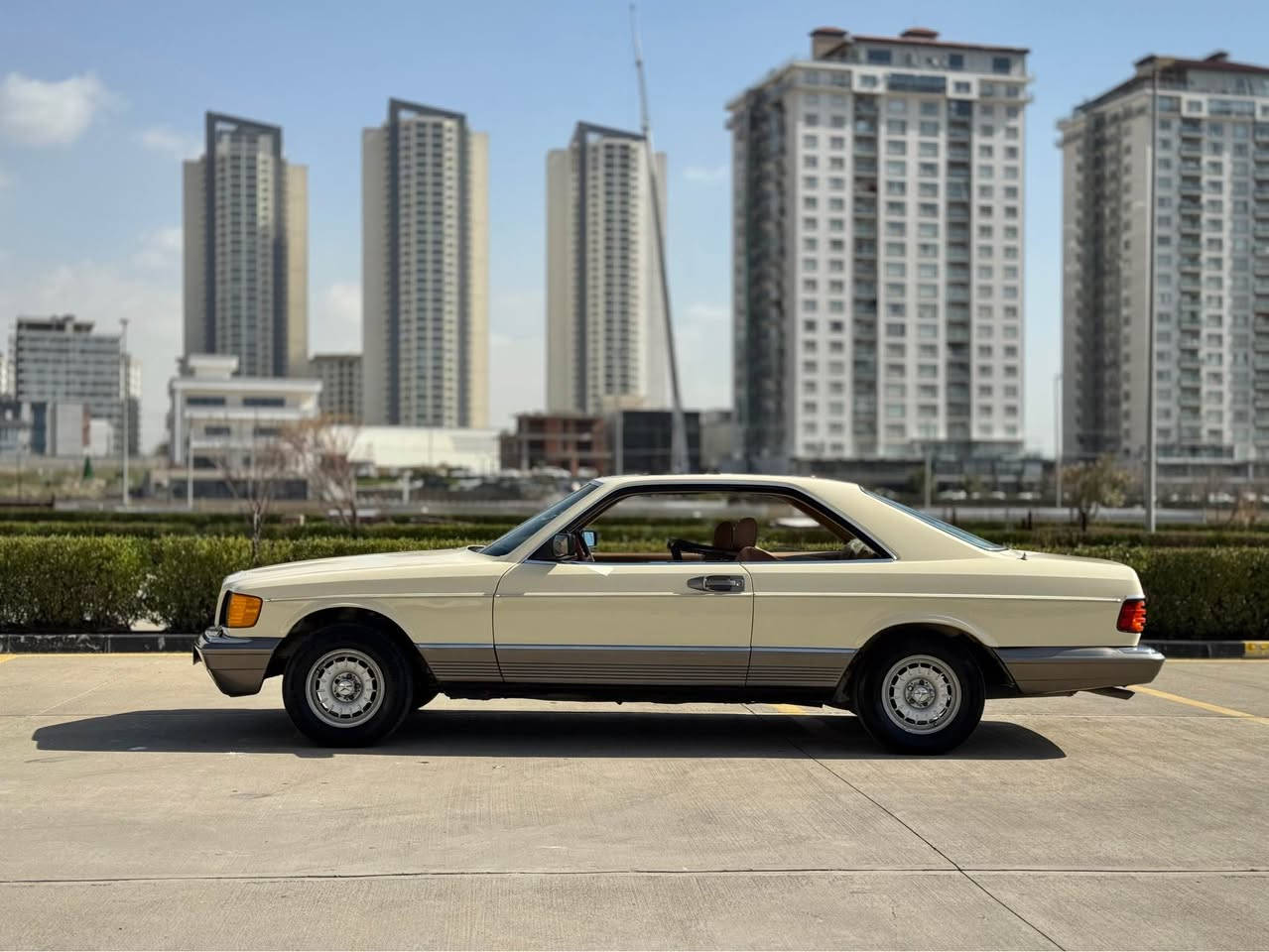 ‎کوردی / عربی 

‎بسم الله الرحمن الرحيم
Mercedes-Benz 380SEC 1983 V8

‎ریاسی دوو دەرگا ماشەڵا سەیارەیەکی نازدار و توحفە  
مەکینە ٣٨٠ واتە ٨ پستۆن بەقوەت و کەممەسرەف
گێڕو مەکینە و ئەکسل بیلادە و نەکراوەتەوە و تەبریدە
رەقەمو سەنەوی تازەیە و بە ناوی خۆمەوەیە
بێ دەعم و تەعدیل ١٦٣ هەزار ڕۆیشتوە  

نرخ💵 (( 163 )) 💵وەرەقە و معامەلە 

مواسەفات ڕیاسی 
سڵاید و قفڵ مەرکەزی و ئالێر کارەبا 
کوشن جلد و کارەبا و جامی دواوە هیتەر
چوارجام کارەبا و ئاوێنە کارەبا 
تەبرید  سارد و گەرم و تەبرید مەرکەزی
زۆر مواسەفاتی تر …

ڤیدیۆی کاملی سەیارەکەم لایە کڕیار داوا بکات ✅

📍شوێن : سلێمانی 

***********☎️
ڤایبەر و واتسئاپی لەسەرە 
0️⃣7️⃣7️⃣0️⃣2️⃣2️⃣5️⃣2️⃣5️⃣2️⃣4️⃣
—————————————————-
تحفة فنية مرسيدس رئاسي سبورت موديل ١٩٨٣ 
حجم ٣٨٠ و محرك ٨ سلندر قوي و اقتصادية 
گير و محرك و اكسل كل بلادي و ما مفتوح 
سنوي و رقم جديد و وكالة ثاني يوم بشرط
بدون حادث و تعديل و ماشي ١٦٣ الف 

سعر 💵(( 163 )) 💵ورقة و بيها مجال 

مواصفات رئاسي
فتحة و قفل مركزي و أنتينا كهربائي 
كشن جلد و كهربائي و جام خلفي تدفئة 
٤ جام كهربائي و مرّي كهربائي 
تبريد بارد ❄️ و  تدفئة و مركزي 
بعد هواي مواصفات…

عندي فيديو كامل سيارة شراي آطلب و تدلل ✅

📍عنوان السيارة : سليمانية 

***********☎️
فايبر و واتساب موجود السليمانية, العراق
