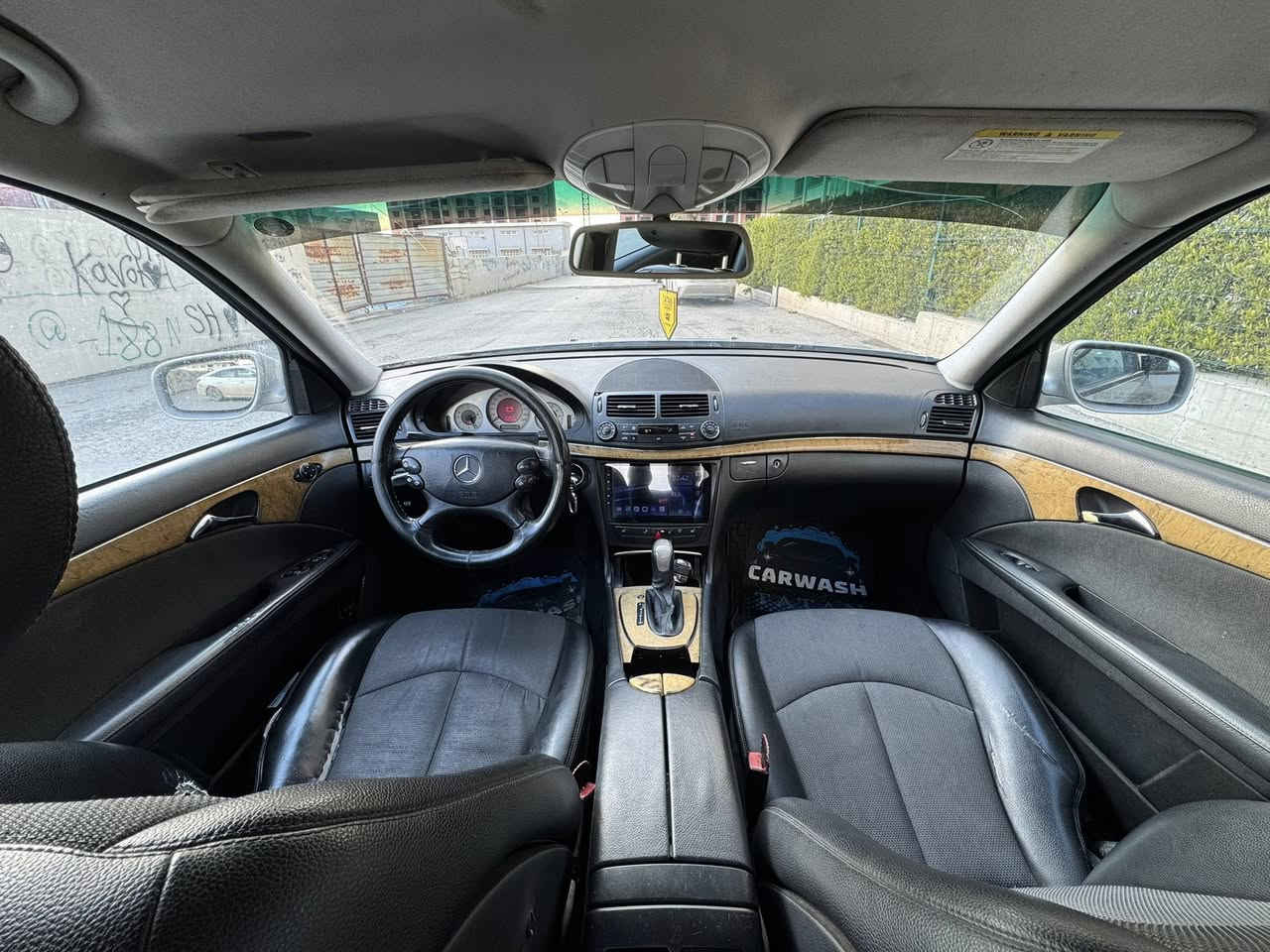 السلام عليكم 
Mercedes e200 2007 
السياره للبيع فقط محرك ٤ سلندر مرغوب كير اوتو داخل جلد شاشه كامره ٣٦٠ حساسات تحكم ستيرن 
اخوان سياره بدون ضربه صبغ بيها كم قطعه ابيع حزام 
***********
