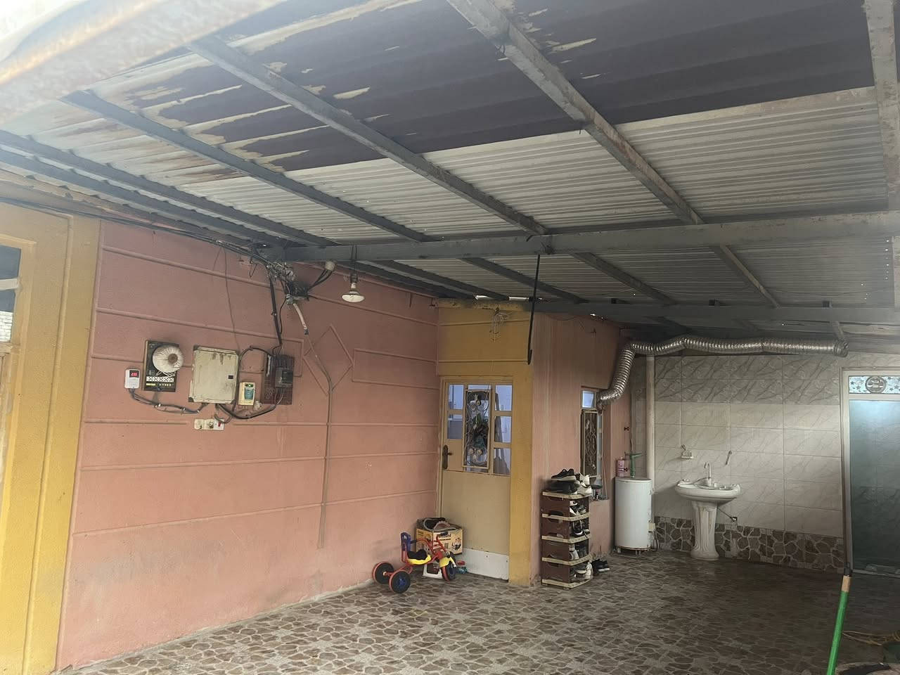 دار للبيع مع قطعه بصف الدار ((وقف سني غير مسجل ))المساحه الكليه 250 متر 
يحتوي البيت على (غرفتين+صاله+مطبخ ومخزن داخل المطبخ+ صحيات 2داخلي وخارجي )) ومساحه والكراج كبيره جداً 
💢المكان البصره ابو الخصيب ابو الجوزي 💢
🔅السعر 60$ وقابل للتفاوض 🔅
للاستفسار 📞: ***********
