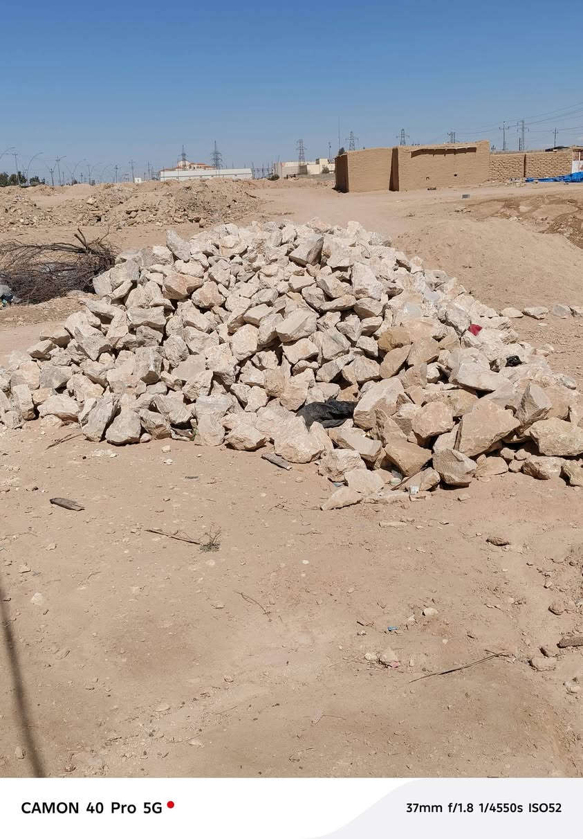 السلام عليكم ورحمة الله قطعه أرض المسلحه 1000متر بيها كلابه رمل و4كلابات حجر 3حجر كبار و1تربيع المكان عل حولي يم المستشفى الجديد الرقم ***********
