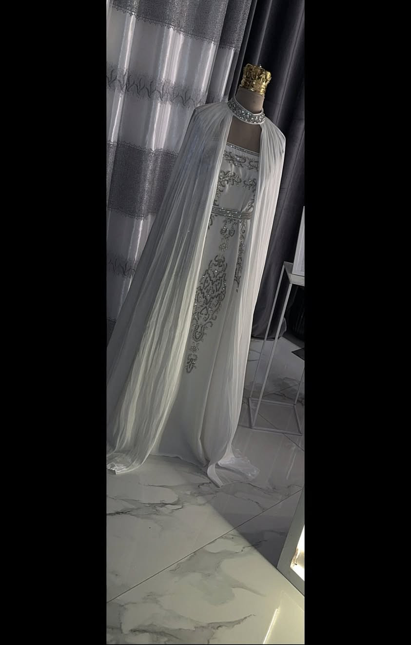 فستان ابيض مال مناسبه او عقد قران ملبوس فقط ساعتين على كد المناسبه وراها وديته غسل وكوي قياسه XXL بس يلبس وزن فوق ال 105 لان قماشه ينطي وبي خرطه من ضهر وبالبس يجنن 
الله يشهد اخذته 250 الف من المنصور شارع الرواد وحاليا اريد 125 وبي مجال بسيط 
للاستفسار خاص


**إذا كنت صاحب هذا الإعلان وتريد حذفه لأي سبب، رجاءا أرسل رسالة إلى الدعم الفني**