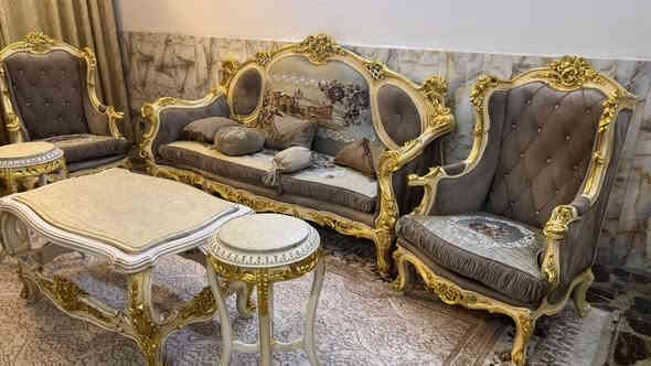 تخم مصري خشب زان مع سيت طبلات مرمر مع فاترينه نظيف جداً السعر مليون و٤٠٠ كل الصاله مكانه المنصور ***********
