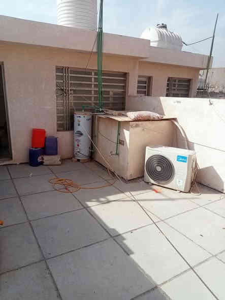 مشتمل مساحة ٨٥م ٤م وربع نزال ٢٠م طابقين ثلاثة نوم استقبال حولي مطبخ خدمات مدخلين الشعب حي التجار الاولى مقابل متوسط الجندي الباسل بناء حديث شارع نافذ السعر ٢٩٥مليون فارغ حاليا 
مكتب الشعب للعقار الشارع المقابل لمطعم حجي عادل ومصور الكنز هاتف ***********
