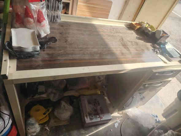 ميز مكتبي للبيع +تعلاكه اكسسوارات ويا
طول 150  السعر راسل خاص 
العرض  70
***********
