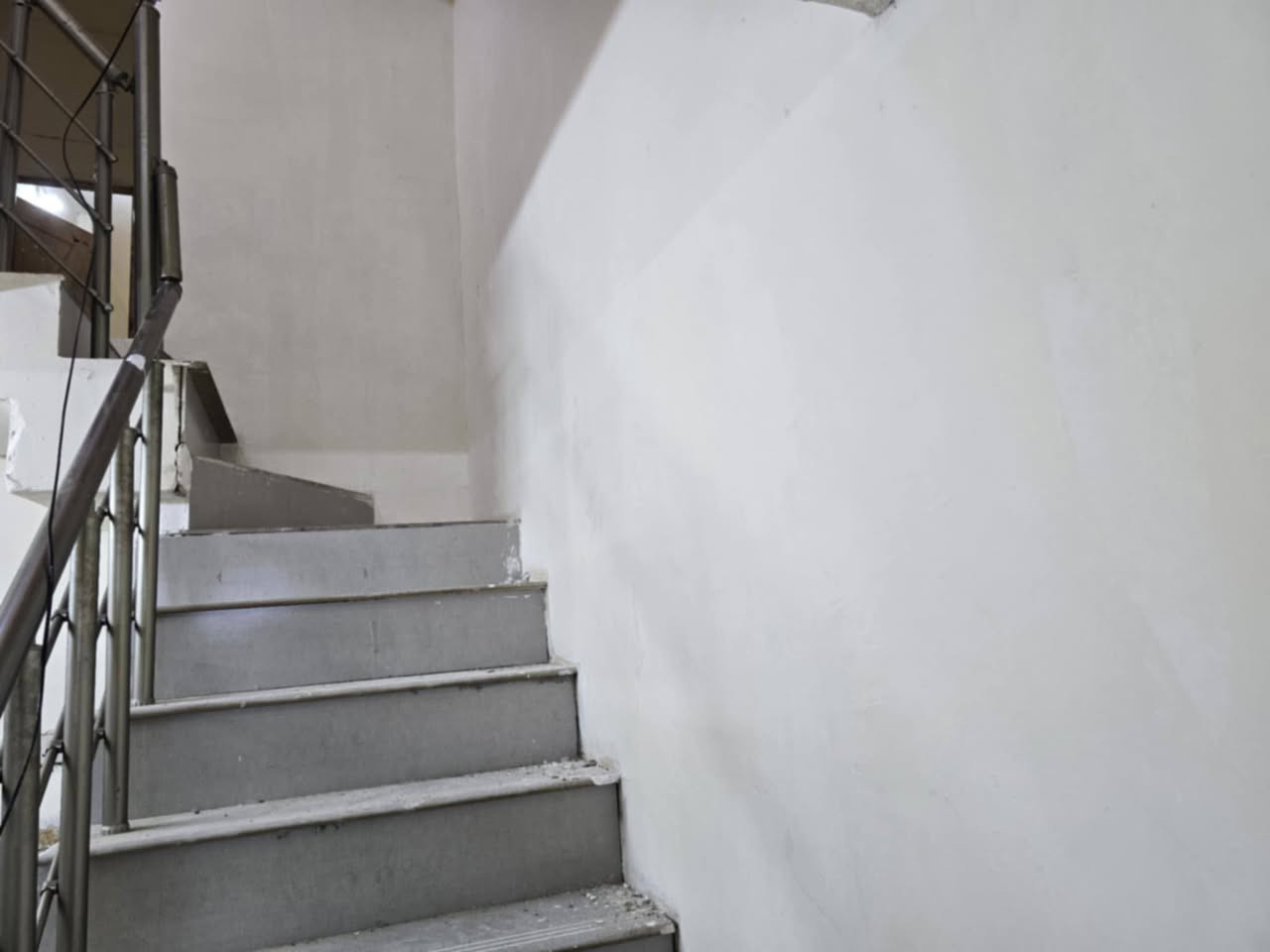 دار لايجار الشرطه الخامسة قرب افران الميسلون ايجارة ٤٠٠ قفل ***********
