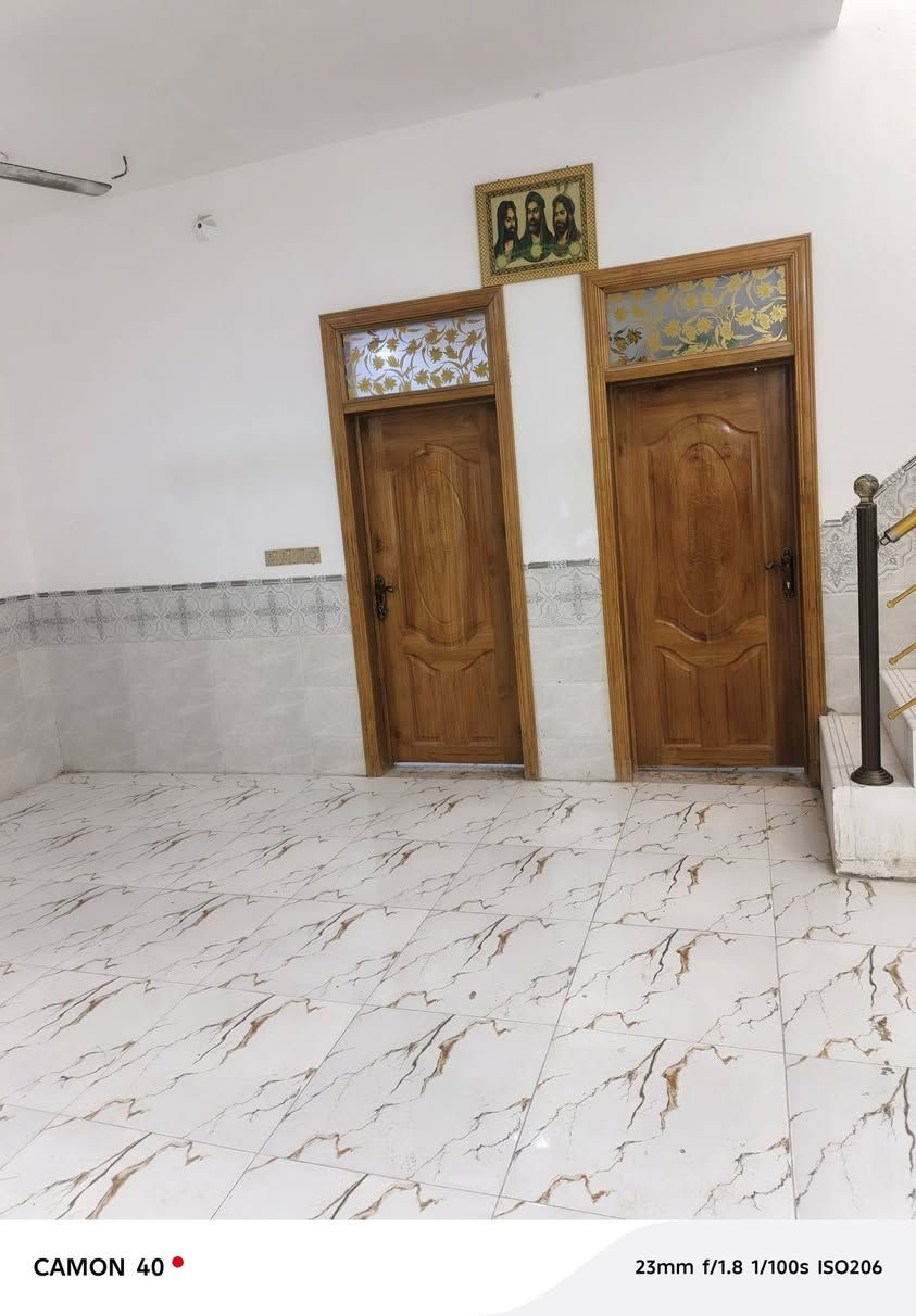 سلام عليكم بيت مجمع الدلة في كربلاء قرب جامعه العميد المساحة ١٢٦ متر المجمع خدمات كامله يتكون غرفتان نوم استقبال و مطبخ و صاله يتكون ٣ صحيات بلوك العتبه شغل درجه أولى البيت جديد ما مسكون  سند ٢٥ قرار محكمه الالسعر 90 مجال***********
