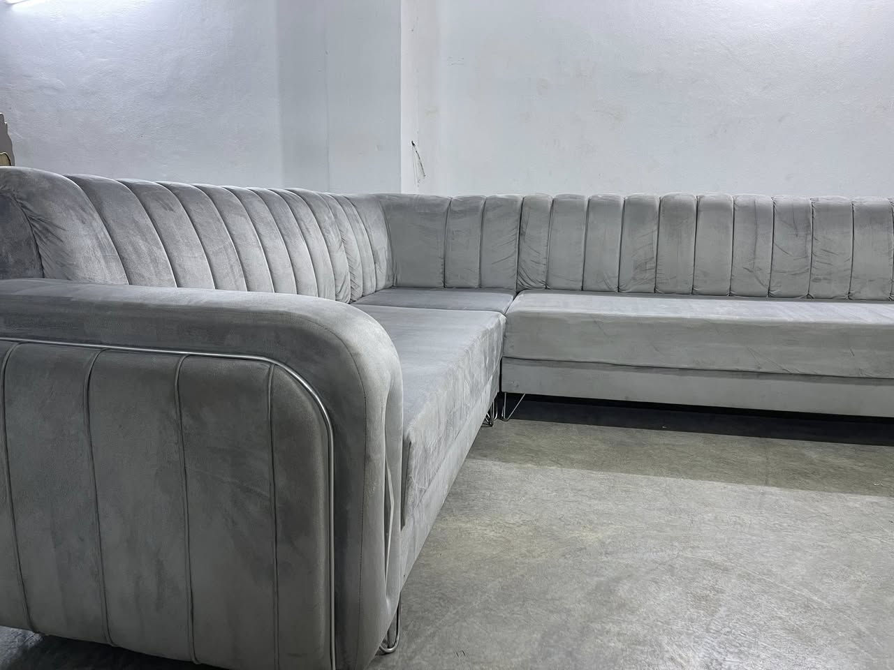 L
هاتینەوە بە ئێڵێکی ناوازە 11نەفەرە
فول دەست کردە و زۆر پاک و خاوێنە 
قاچەکانی هەمووی ئاسنە دیزاینێکی تایبەتی هەیە 
ژم***********
