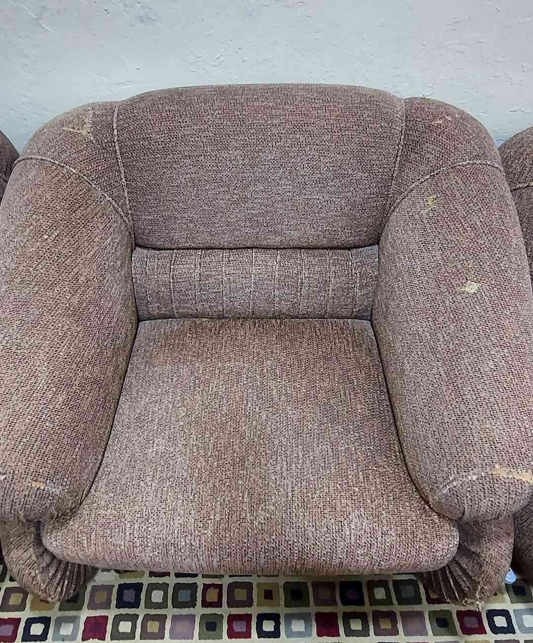 طخم قنفات 6  أمتار قطعه كبيره و4 قطع مال نفر الطخم يحتاج تصليحات السعر 60 الف الطخبم من النوع الثقيل


**إذا كنت صاحب هذا الإعلان وتريد حذفه لأي سبب، رجاءا أرسل رسالة إلى الدعم الفني**