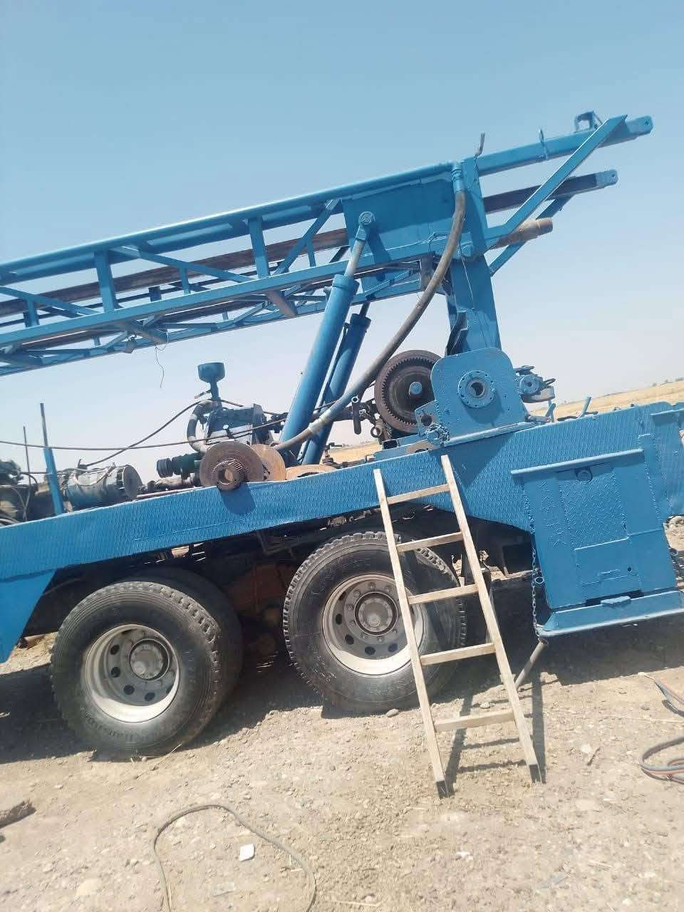 سلام عليكم حفارة للبيع حفارة جاهزة عل شغل كيرات جدد محرك أورال روسي شرط لا صرف لا نفخ معاها ٢٧٠ متر معاها روس حفر عدد ٣ ومعاها عربانة نضيفة طول ٧.٥ ومعاها كرفان طول ٦ عرض ٢٩٠ مجهز كامل سبلت جديد عل كرفان حفارة مباشر عل شغل أي نقص ماكو شرط تفحص بيدك  سعر مناسب جدا جدا مستعجل على بيعتها الأتصال *********** علي بي واتساب
*********** عزيز  بي واتساب
