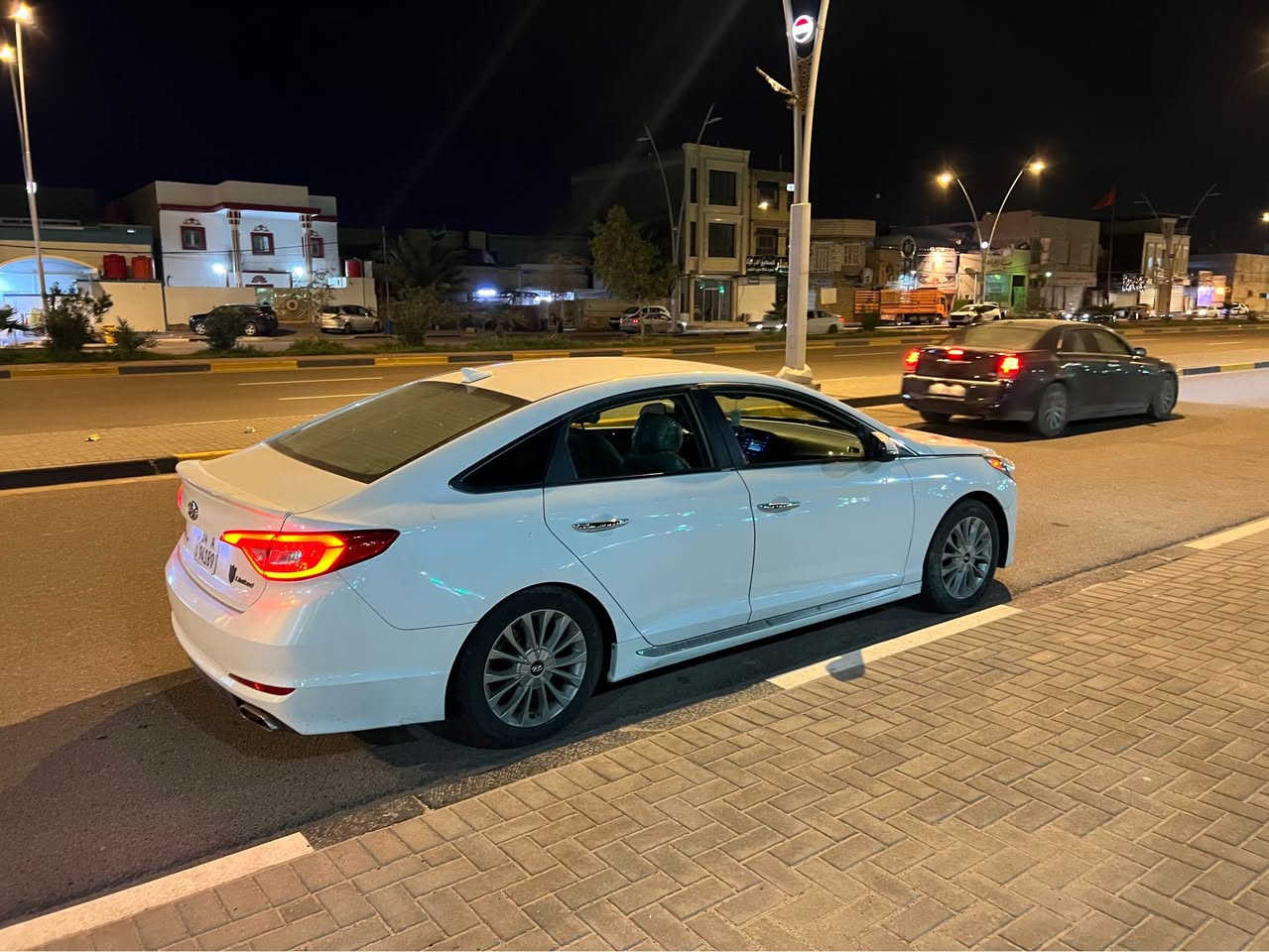 سلام عليكم اقره كل التفاصيل قبل لا تتصل  سوناته 2015 لمتد 1/1 عدى الفتحه رقم بصره الدولي كفاله من الضربه والبارد بيها صبغ بنيد وربع من التكمه على اثر تشليع وعدي فديو للسياره قبل الصبغ 
مكينة 2400 GDI كفاله من الفتح 

السياره فول 
1-بصمه 
2- شاش حجم وسط وكامره خلفيه 
3-تبريد قطعتين منفصل 
4- رادار جانبي وامامي
5-تحديد مسار وتوقف ذاتي 
6-نقاط عمياء 
7-هيترات بالمري
8- تبريد وتدفئه بالكشنات الامامبه 
9-الكشنات الخلفيه تدفئه فقط
10 - الكشنات الاماميه كهرباء 

السياره تاخذها شرط ربع ما تصرف عليها 
جاهزه من الالف للياء 
تايرات جدد ..حداده بالكارتون …لايت زنون 
ادامه كامله مكينه وكير كفاله 
السياره ب اسمي ثاني يوم احولك 
صاعده هزه وكلشي كامل 
 سعرها 135 ورقه وبيه مجال بسيط للشراي
عنواني القبله حي القائم 
***********
*********** البصرة, العراق
