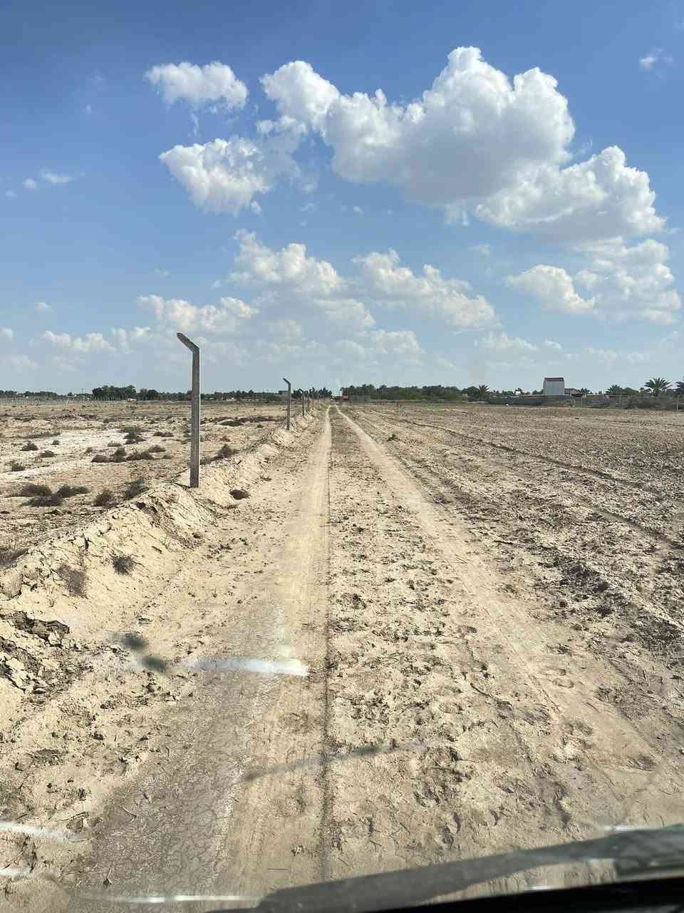 السلام عليكم 
ارض 2 دونم طابو سند 25 
موقع العزيزيه منطقة دير الوسطه 
تبتعد عن تبليط السده 500متر 
يوجد ماء سأله كهرباء 
***********
