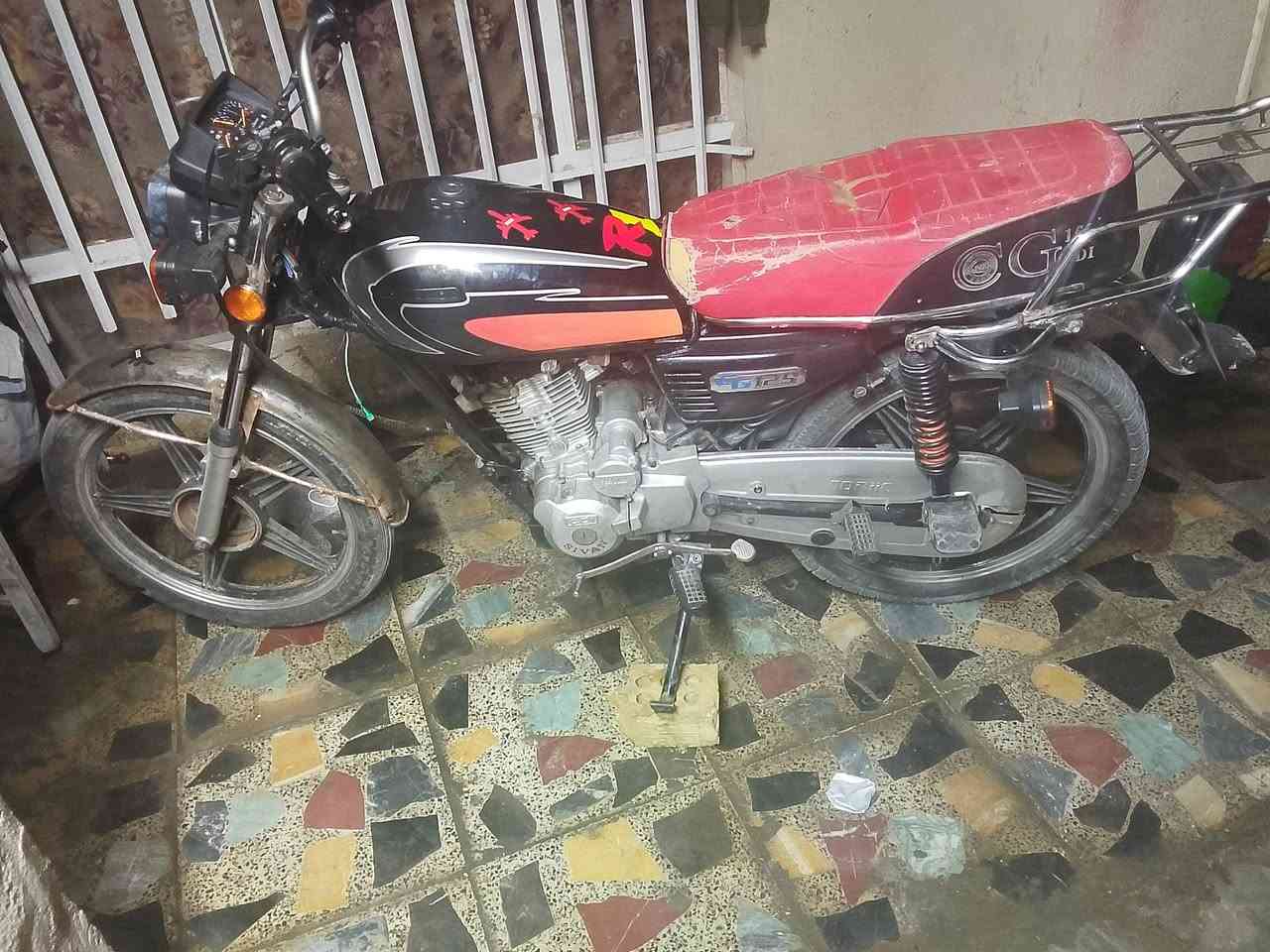 اسلام عليكم دراجة أبيع يراني 5كير محرك وكيره خيره من الله 
تخم تاير جديد 
كهربائي ت كامل تشتغل عام دبلت خلفيات مل بوكسر 
مكاني بغداد الزعفرانيه 
***********
السعر 350
