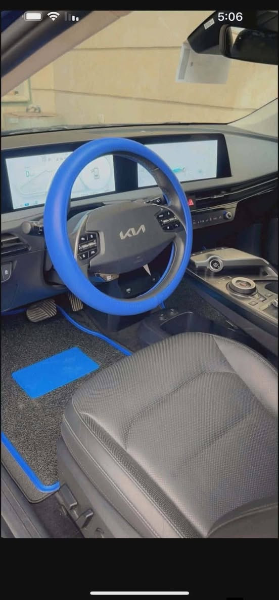 السلام عليكم
Kia ev6 2023 
كيا EV6 موديل 2023 كهربائية، بمحرك واحد، دفع خلفي، متوفرة للبيع.
السعر ١٥٥ ورقة لان مستعجل 

تحمل لوحات تسجيل بغداد.

قطعت مسافة 95,000 كيلومتر.

تتضمن مواصفات السيارة ما يلي:

*   نظام الدخول الذكي والتشغيل بالبصمة وعن بعد.
*   حساسات محيطية 360 درجة مع نظام النقطة العمياء.
*   نظام تبريد وتدفئة للمقاعد، وتكييف مناخي منفصل مع فتحات تبريد خلفية.
*   شاحن لاسلكي.
*   مقاعد أمامية كهربائية للسائق والراكب الأمامي.
*   كاميرا خلفية مع رادار لتجنب الاصطدام الأمامي والخلفي والجانبي.
*   مرايا جانبية قابلة للطي أوتوماتيكيًا مع إشارة ترحيب.
*   صندوق أمتعة كهربائي.

يصل مدى السيارة إلى حوالي 650 كيلومترًا بشحنة كاملة.

تم توضيح تفاصيل الحادث الذي تعرضت له السيارة بالصور وتقرير السونار.

السيارة كاملة المواصفات.

للاستفسار، يرجى الاتصال على الرقم: ***********.
