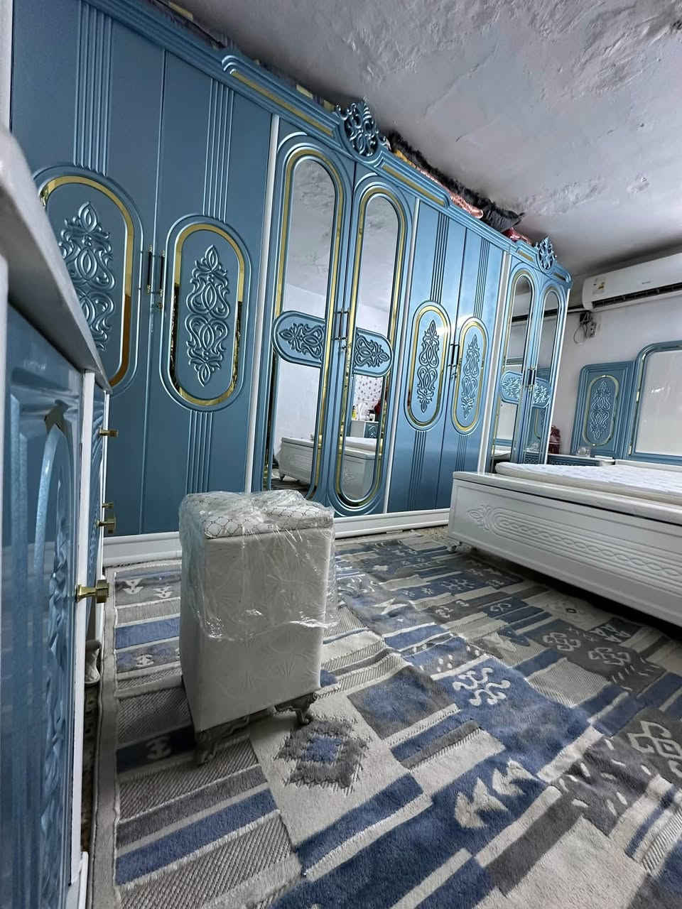 سلام عليكم غرفه عراقيه تفصال 10 قطع جديده مستخدمه شهر للبيع مكاني جميله سعر 1500 الشراي يتصل***********
