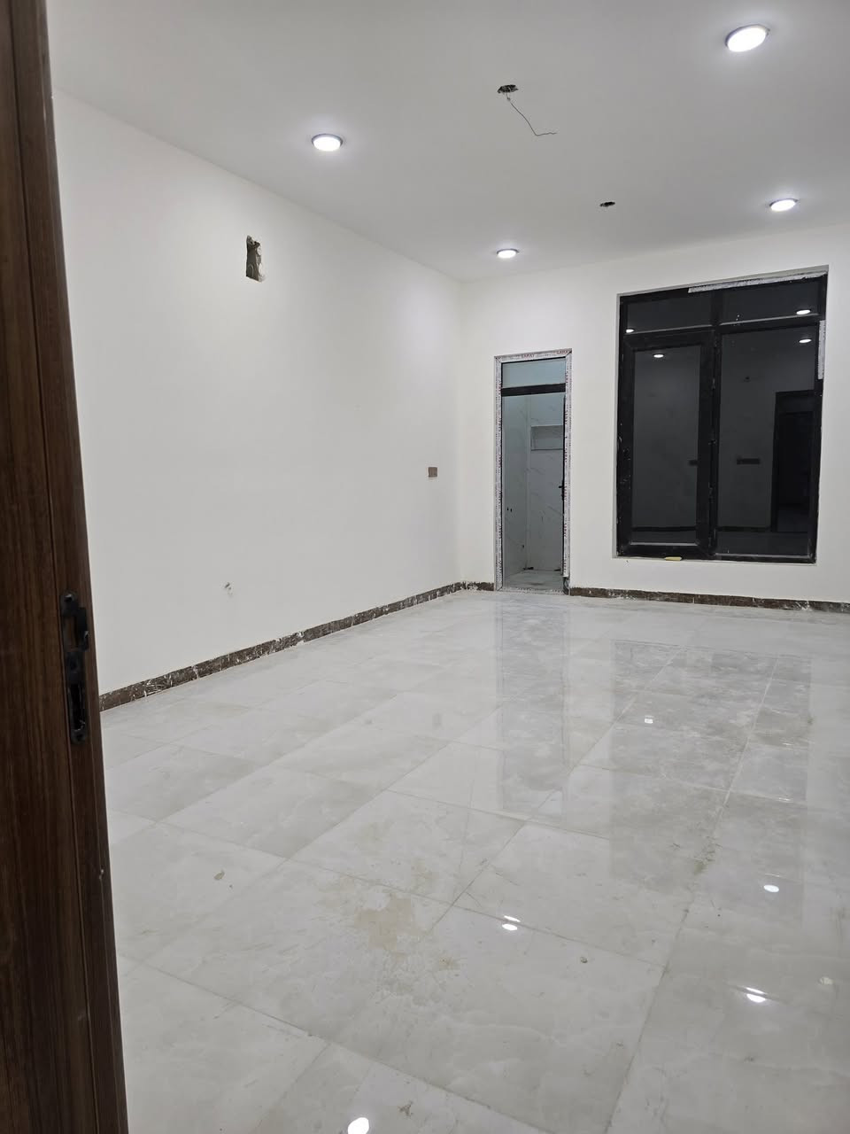 السلام عليكم
دار 150 في ام الخيل الثانية قريب الحولي 
الواجهه 7.5 م والنزال 20 م مكون من طابقين كونكريت 
الاول غرفة نوم واستقبال ومطبخ وصالة ومجمع صحي داخلي وخارجي والطابق الثاني غرفتين نوم وصالة ومجمع صحي عدد 2 
الدار ممكن مراوس بقطعه 
الدار يباع على المبادرة 
للاستفسار *********** مكتب الكفاءات للعقار
