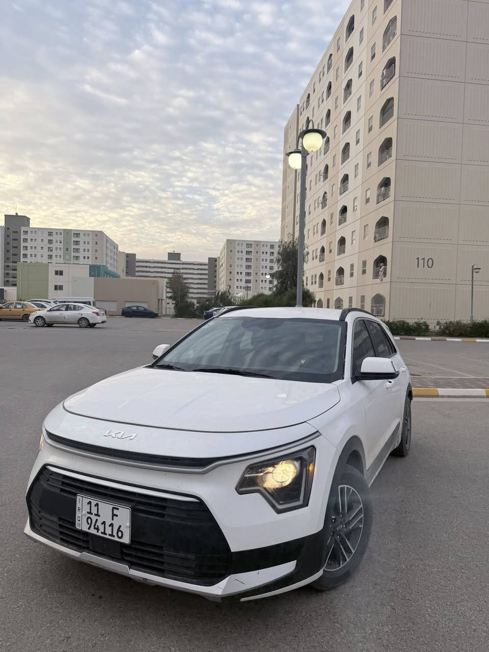 السلام عليكم اخوان
نيرو موديل 2023 

ماشيه 17 الف ميل مشي امريكا 

السياره جديده جداً 

الحادث تبديل جاملغ الأمامي جهه اليسار نفس اللون والباب ايضاً 

المواصفات معروفه للنيرو كشنات تدفئه شاشه دجتل كشنات كهرباء منفذ UBS و AUX وبعد هواي مواصفات 

السياره للمراوس بالنترا ان 

للاتصال *********** أو راسلني خاص وتدلل
