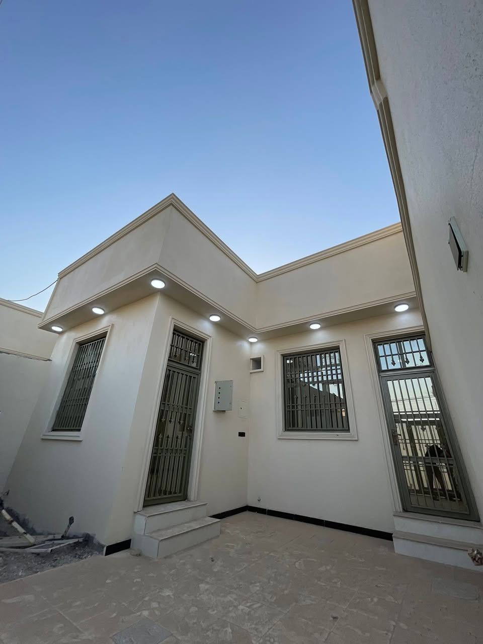 🏡بيت للبيع🏡***********
 سعر مناسب لا يفوتكم ابو البيت مستعجل على بيعه مالته 
200متر متوفر بيع جميع الخدمات ماء كهرباء تبليط ولبيت على شارع نفسه مو فرعي 
غرفتين صاله استقبال مطبخ  مجمع صحيات داخليه او خارجيه حديقه كراج مناور موقعه حلو التنومه الصالحيه قرب مدرسه ريف الزاهر
على شارع 8 متر 
سعر مناسب اتصل او راسلني بيت جديد 🔑
