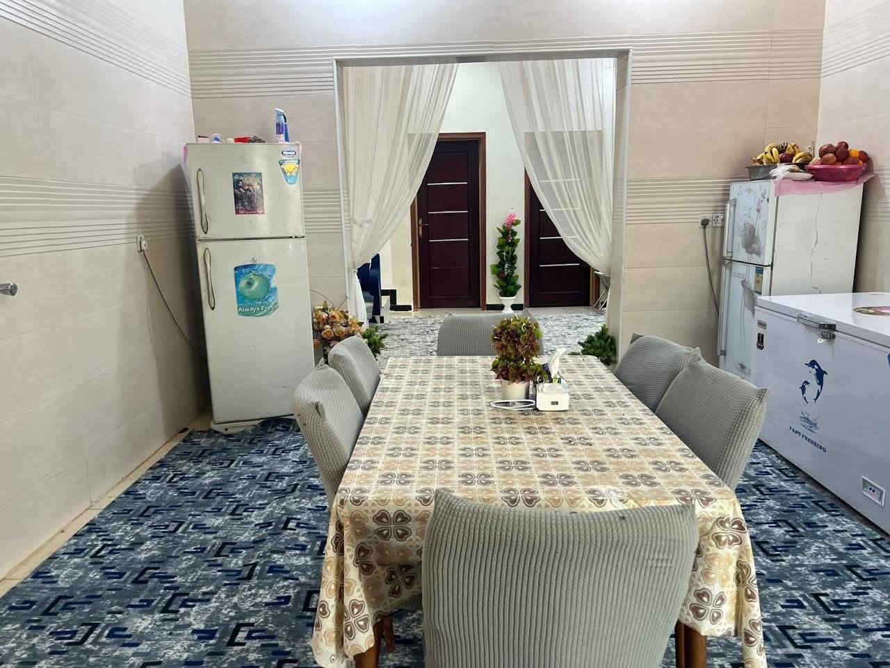 بيت للبيع فقط 
مساحة 250م 
منطقة الدوحة السكني 
يتكون من صاله واستقبال وغرفتين ومطبخ حار وبارد وحمام داخلي وخارجي بناء درجه اولى
مطلوب للمصرف ٧٧ مليون 
 بناء سنه ٢٠٢١
القسط الشهري ٤١٦
اقرب نقطه داله الأسواق القديمة 
تبليط كامل الشارع مبلط
خدمات ماء كهرباء مجاري
الشارع ١٥ م
للاستفسار ***********
