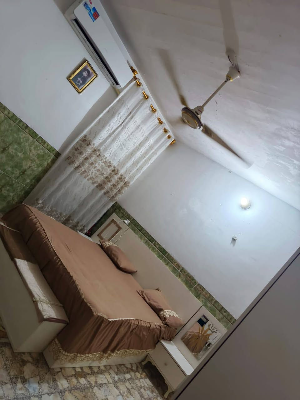 السلام عليكم بيت للبيع شارع اسواق رسل سند اصفر ١٠٠ متر طابق ونص كامل ***********
